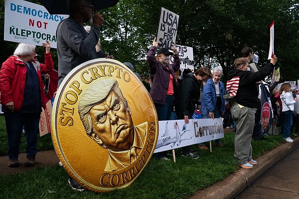 特朗普晚宴引发舆论风暴:场内奢华聚会场外抗议声浪高涨