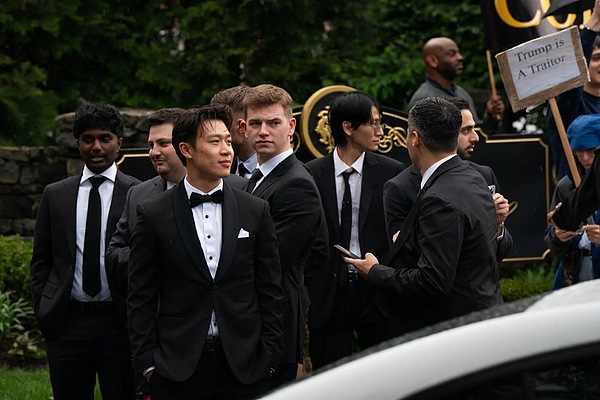 特朗普晚宴引发舆论风暴:场内奢华聚会场外抗议声浪高涨