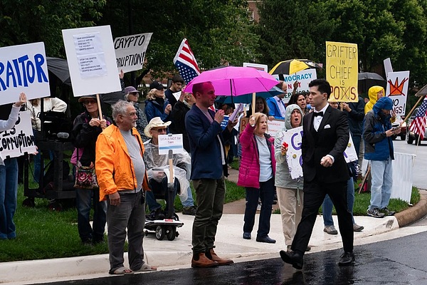 特朗普晚宴引发舆论风暴：场内奢华聚会场外抗议声浪高涨