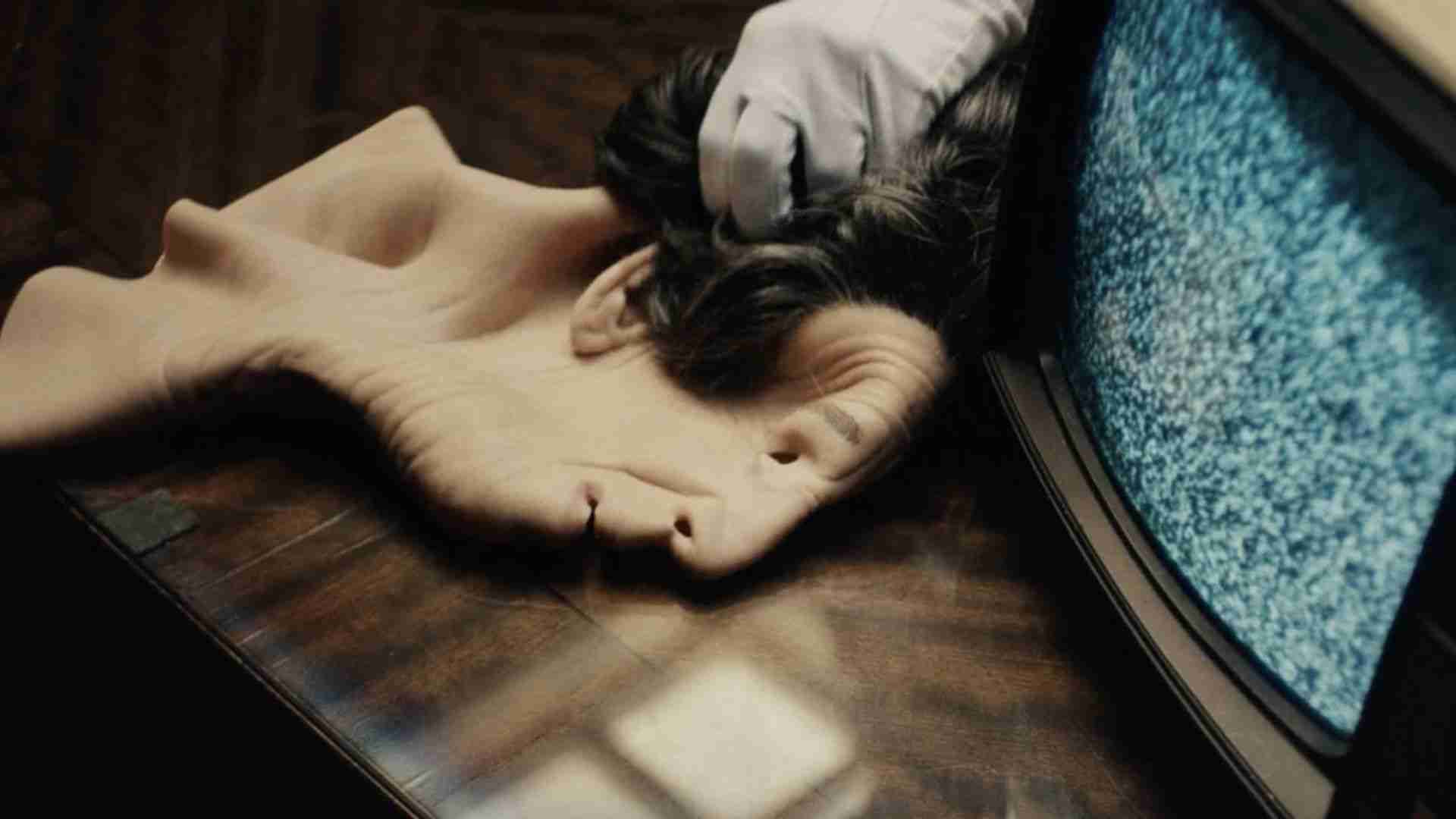 蒙面的新移民总统放弃了第二张单曲“ Fearless”，使他们的小故障，准备好竞技场的声音加倍，并可能揭露了主持人的面貌。